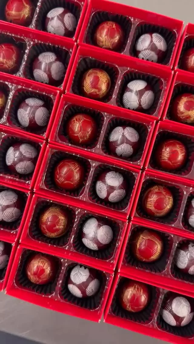 Got an event coming up and want something a little extra?

From custom colours to themed creations (like these Liverpool FC-inspired chocolates for Oasis Events), we can make something truly unique for your celebration.

Weddings, birthdays, team events — if you’ve got the idea, we’ve got the chocolate.

📩 DM us to chat about your bespoke order!

#CustomChocolate #BespokeChocolates #ChocolateGifts #EventFavours #LiverpoolFCChocolate #Chocolatier #EdibleArt #Chocolours