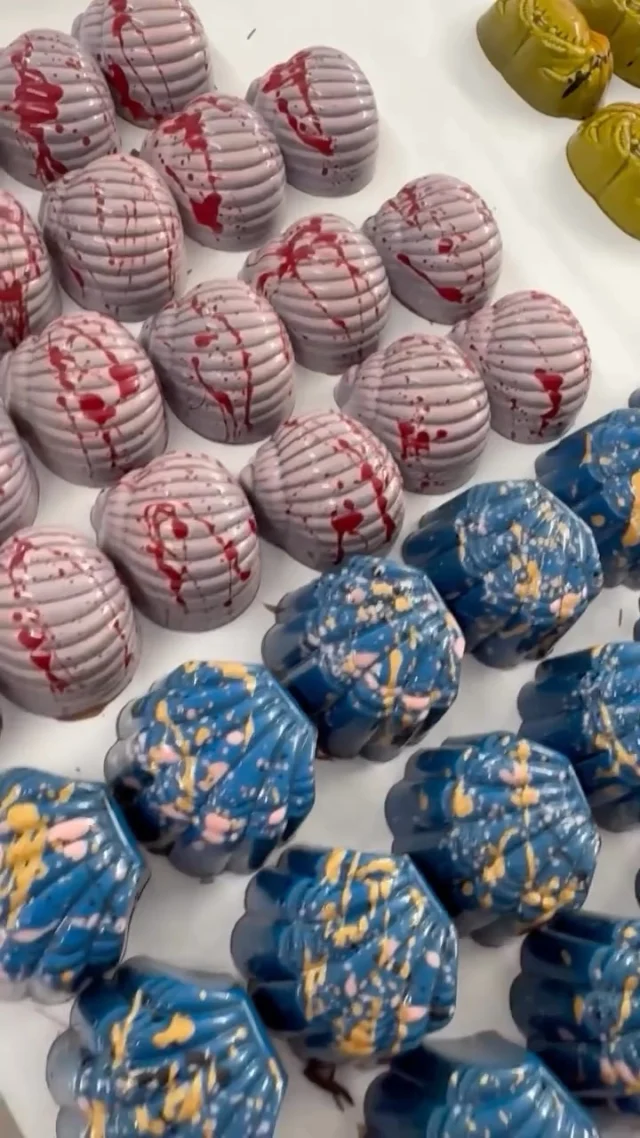 🦀 Oh, we do like to be beside the seaside… especially when it’s made of chocolate!

This bespoke order is giving us serious summer vibes — think seashells, crabs, and ocean-inspired bonbons, handcrafted and ready to impress.

Planning a celebration or want something totally unique? Drop us a DM.

#Chocolours #BespokeBonbons #SeasideTreats #EdibleArt #ChocolateShells #CustomChocolate #BonbonGoals #ChocolateLovers #SummerVibes