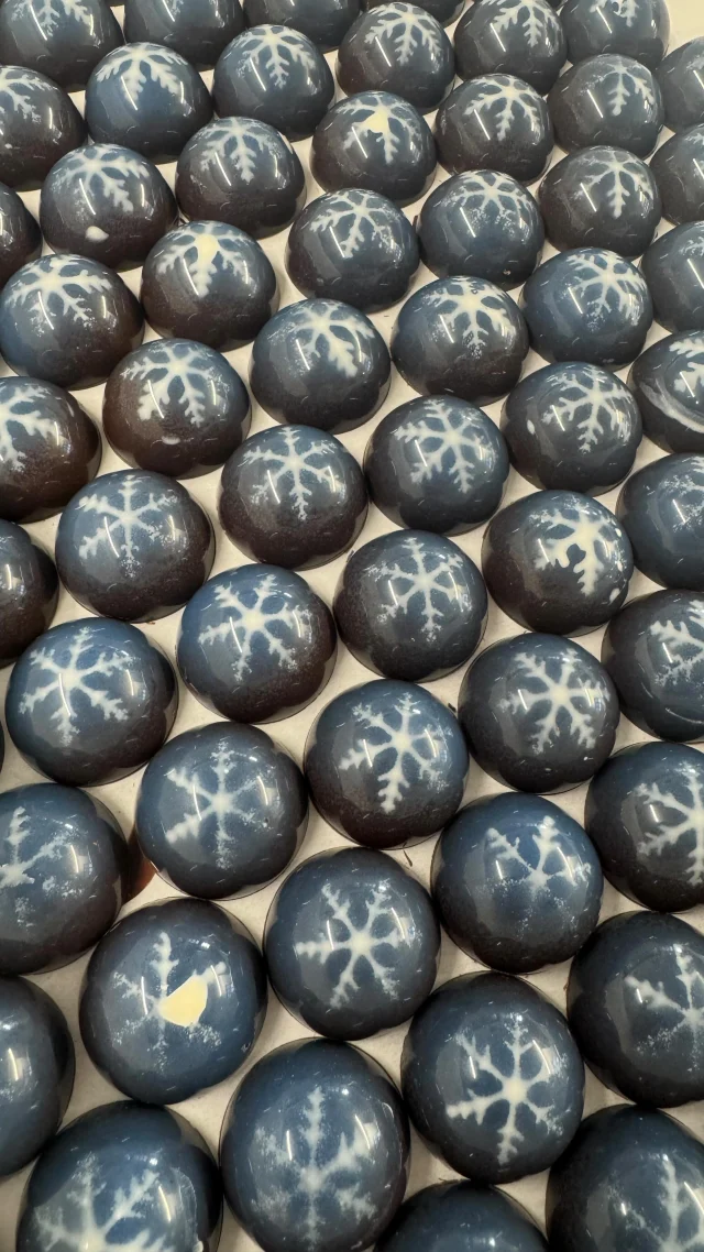 The workshop is buzzing… and it’s all thanks to you. 💛🍫

Behind the scenes right now looks a little like this:
chocolate melting, moulds stacking up, boxes being packed, and hands moving very fast (with plenty of happy chaos in between). 🎥✨

We’ve had such a big influx of orders over the last few days, and we just want to say a huge thank you — every order means the world to our little chocolate workshop. 

If you’re still planning to sneak some Chocolours under the tree, don’t forget:
19th December is our final cut-off for Christmas orders. 🎄⏰

After that, the sleigh doors close and the elves (aka us) keep packing until the big day.
Thank you for keeping us busy, supported, and surrounded by chocolate magic. 🍫✨. #shopsmalluk #chocolours #chocolatelovers #chocolatemagic #christmas #christmasgiftideas #christmaschocolateshop🎄🎅🏻⛄️