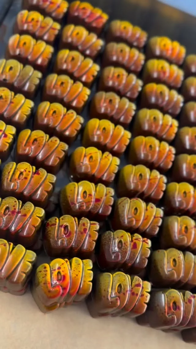 It’s only January and we’re already in the lab planning the next few months in chocolate 👀🍫 

❤️ Sketching ideas and testing flavours for Valentine’s treats 
🌷 Designing tulip‑themed chocolates for Mother’s Day 
🎨 Playing with colours and fillings for Easter eggs 
🐥 Experimenting with recipes for cute little chocolate chicks 

Nothing’s final yet – just lots of tasting, tweaking and dreaming in chocolate 😏🍫 

What flavours would you LOVE to see us create? 👇✨ 

#chocolatelovers #sayitwithchocolate #handmadechocolate #chocolategift #veganfoodlovers